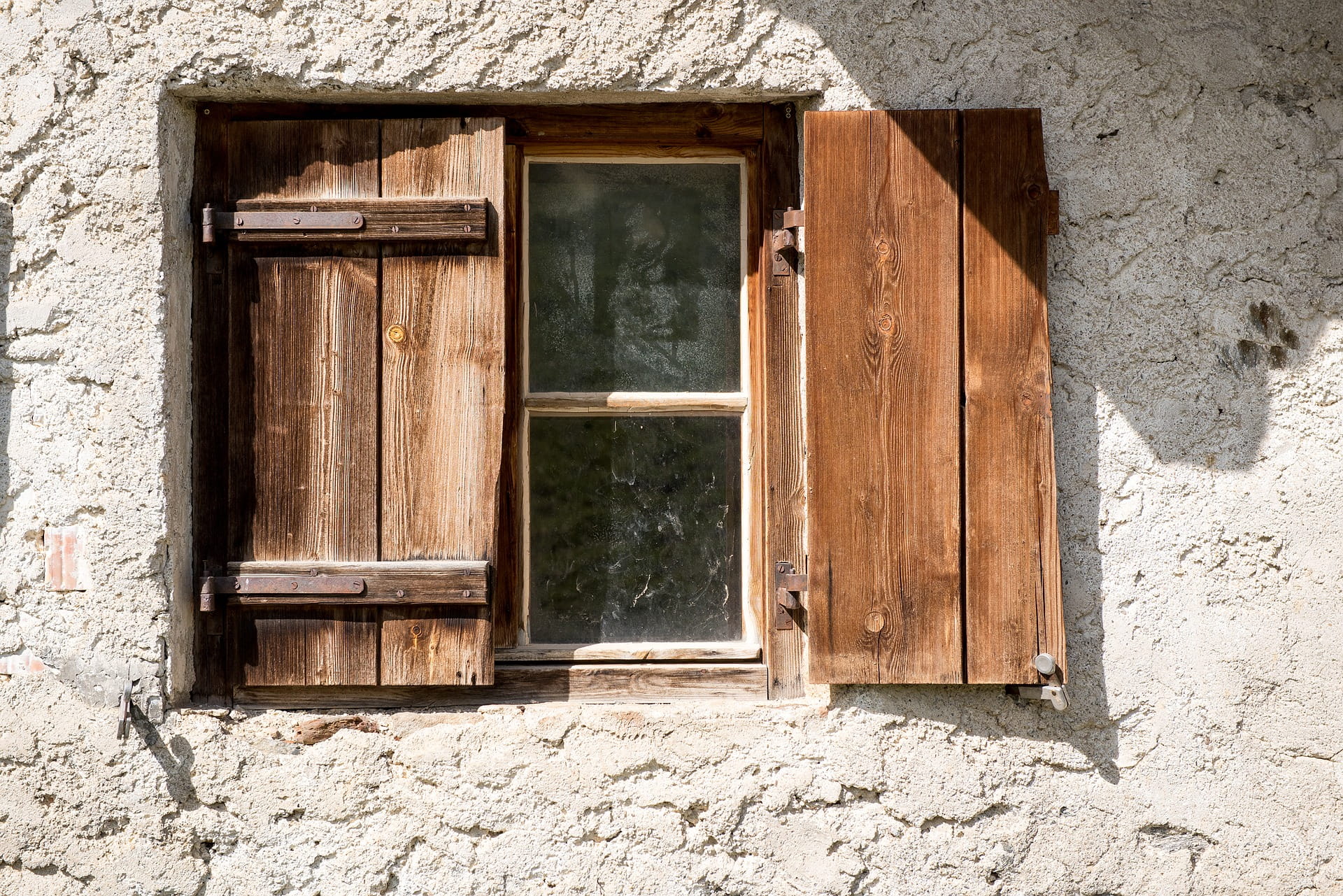 Weathered things. Старое окно. Старинные окна. Старые деревянные ставни. Окна деревянные со ставнями.