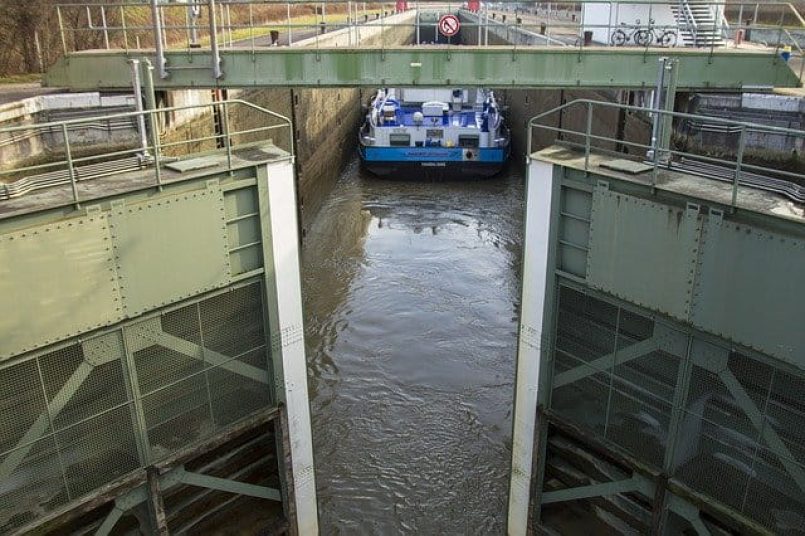 A lock with an entering ship as symbolic image.