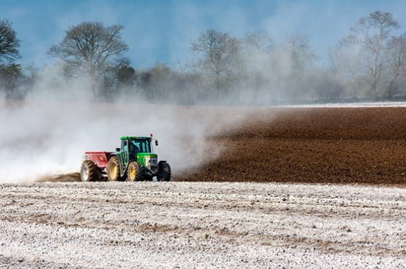 Symbolic image: A tractor spreads fertiliser on a field.