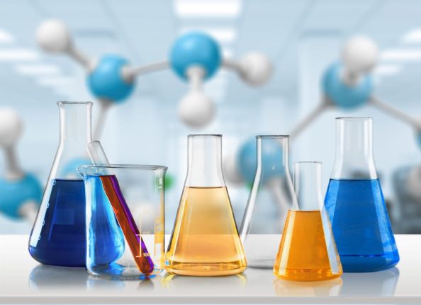 A symbolic laboratory situation with a glass flask and a stylised nanostructure.