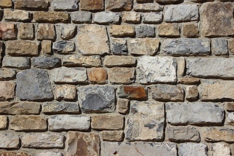 A facade of quarry stones as a symbol.