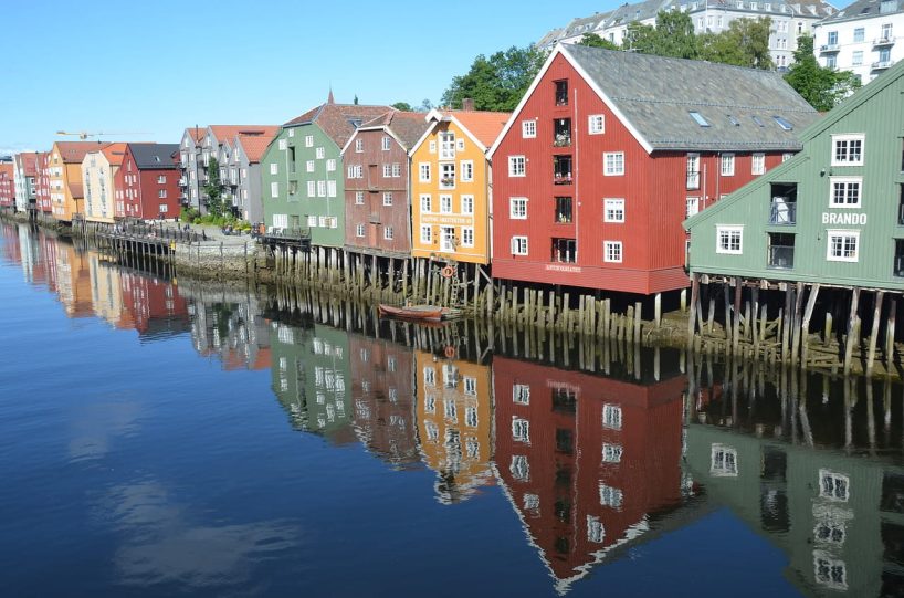 Symbol picture: Houses by the fjord in Trondheim painted with different colours.