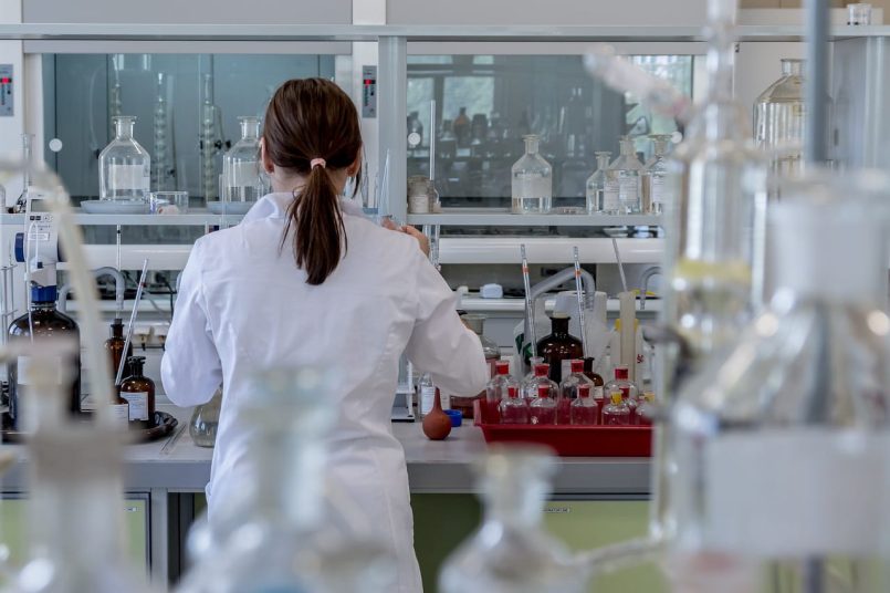 Symbol: Woman in a laboratory with different containers.