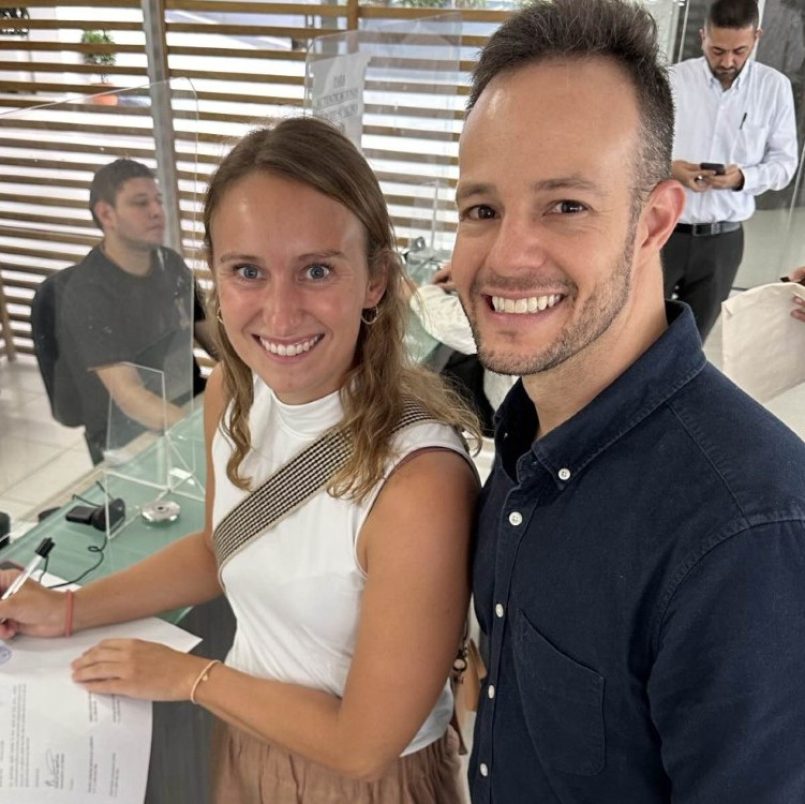 Ann-Katrin Weidling and Daniel Mesa Saldarriaga signing the documents to establish the subsidiary.